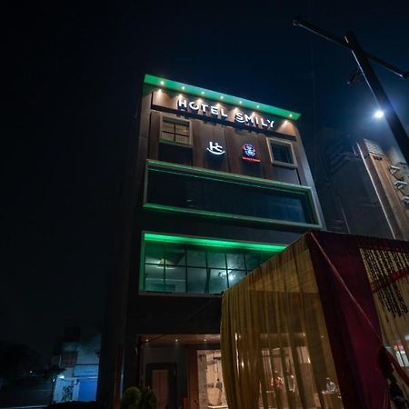Hotel Smily 卢迪亚纳 外观 照片