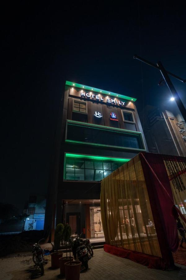 Hotel Smily 卢迪亚纳 外观 照片